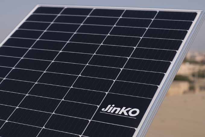 Jinko Solar rooftop panel installed in Pakistan – sleek mono-crystalline TOPCon module with Jinko logo